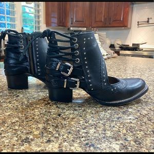 Freebird by Steven. Desert style in black, Sz 6